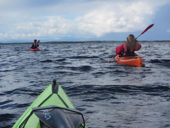 Kayak en el río Corrib Kayak en el río Corrib